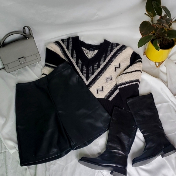 Forever 21 Faux Leather Bermuda Shorts (MEDIUM) NWOT - Picture 6 of 6